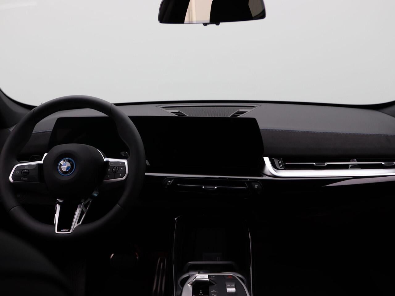 BMW X1 xDrive25e M Sportpakket Pro | Premium Pack | Travel Pack | Stuurwielrand Verwarmd | Trekhaak | Panoramadak | Driving Assistant | Parking Assistant | Harman Kardon | 19''