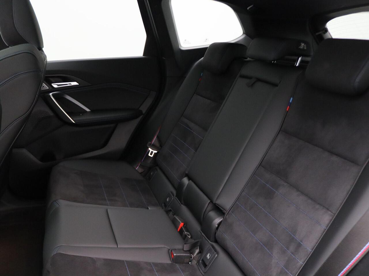 BMW X1 xDrive25e M Sportpakket Pro | Premium Pack | Travel Pack | Stuurwielrand Verwarmd | Trekhaak | Panoramadak | Driving Assistant | Parking Assistant | Harman Kardon | 19''