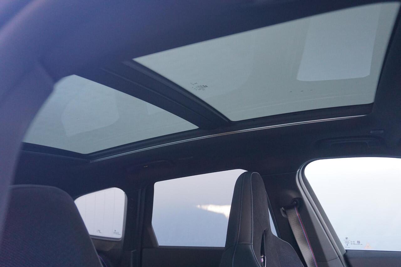 BMW X1 xDrive25e M Sportpakket 20'' / Panoramadak / Harman Kardon / Trekhaak / Elektrisch Verstelbare M Sportstoelen