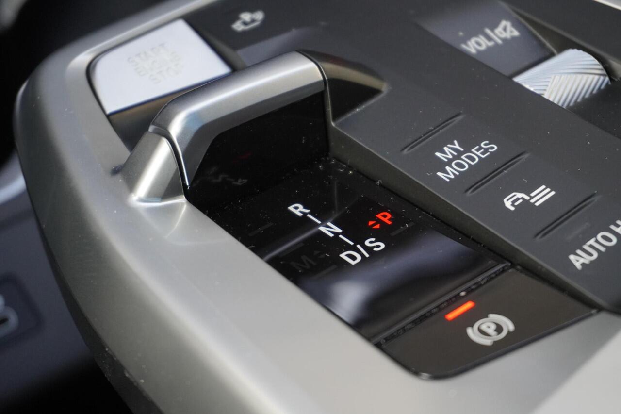 BMW X1 xDrive23i M Sportpakket Pro | Comfort Pack | Trekhaak met elektrisch wegklapbare kogel | Glazen panoramadak | Driving Assistant Professional | Harman-Kardon sound system