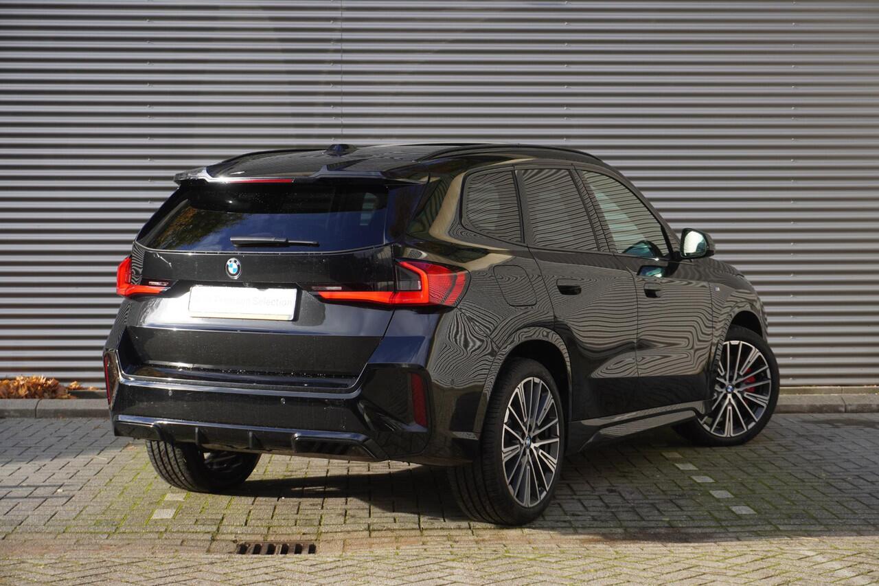 BMW X1 xDrive23i M Sportpakket Pro | Comfort Pack | Trekhaak met elektrisch wegklapbare kogel | Glazen panoramadak | Driving Assistant Professional | Harman-Kardon sound system