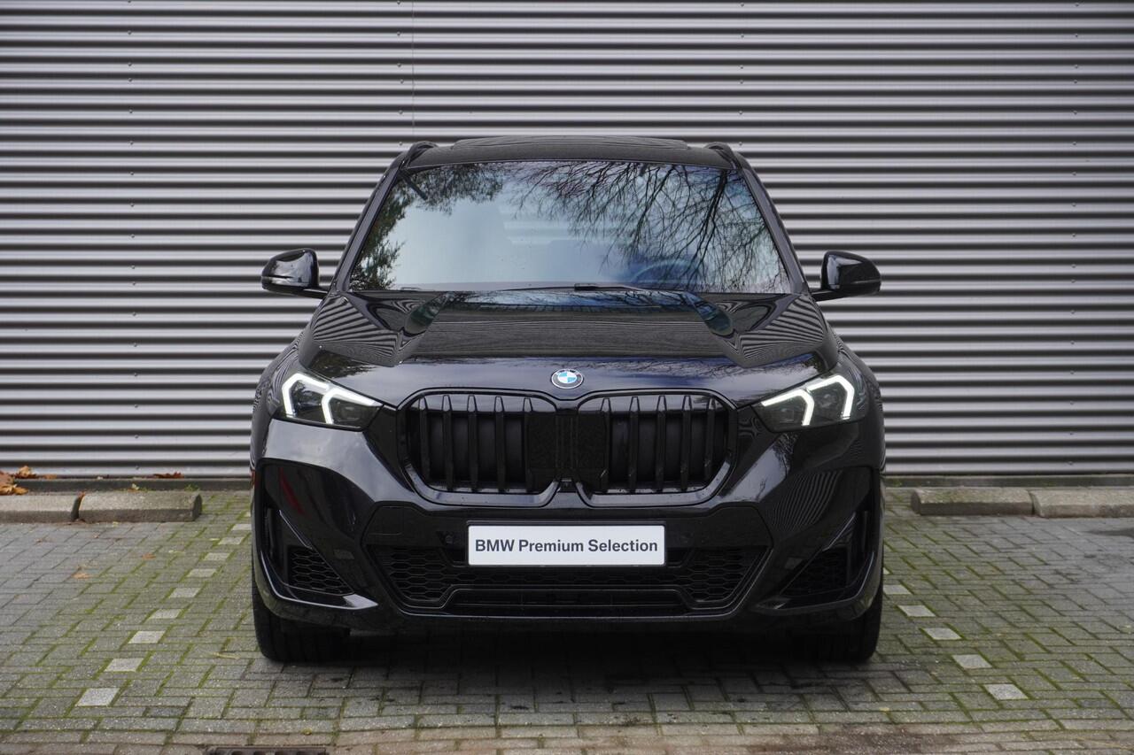 BMW X1 xDrive23i M Sportpakket Pro | Comfort Pack | Trekhaak met elektrisch wegklapbare kogel | Glazen panoramadak | Driving Assistant Professional | Harman-Kardon sound system