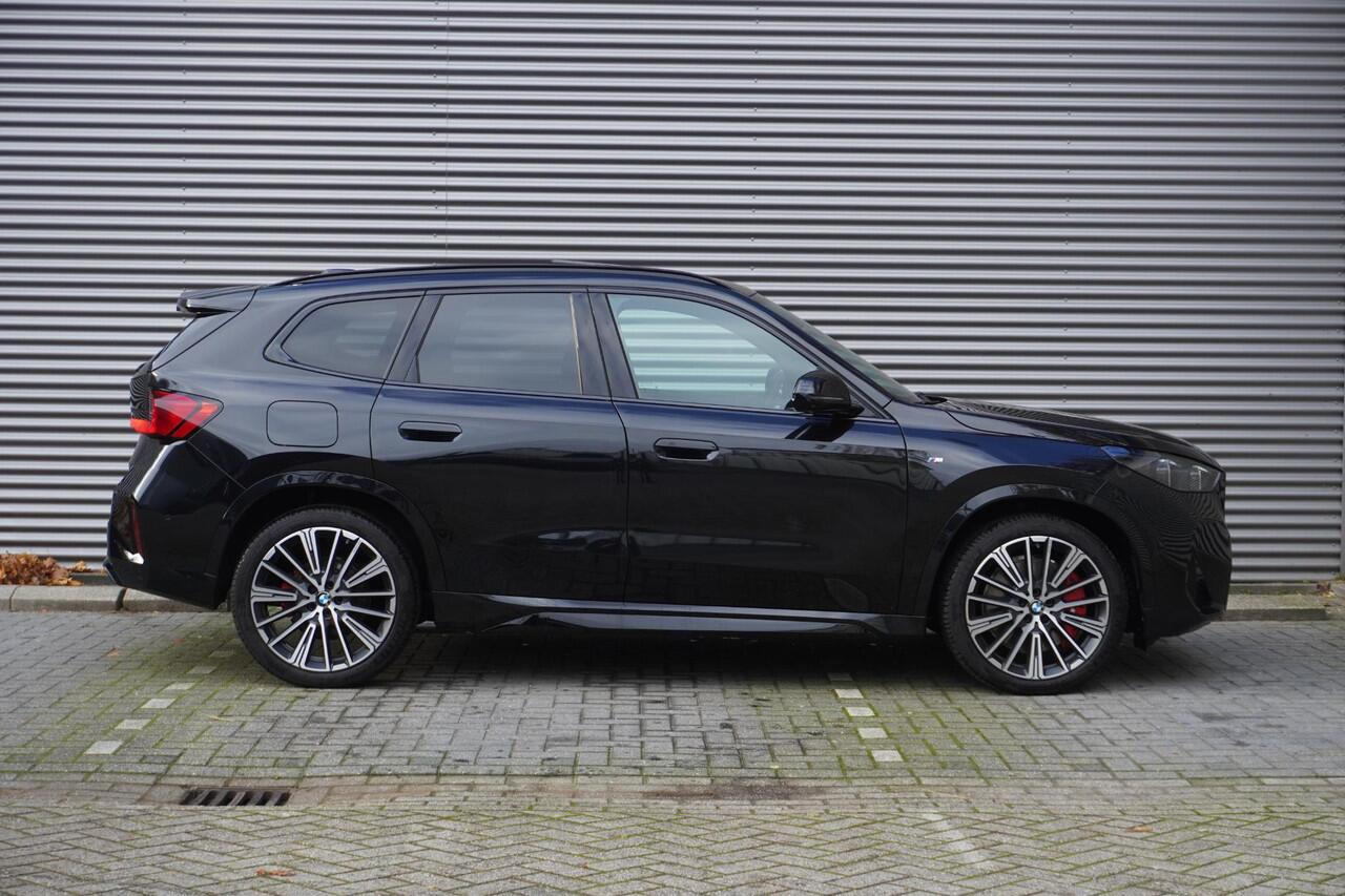 BMW X1 xDrive23i M Sportpakket Pro | Comfort Pack | Trekhaak met elektrisch wegklapbare kogel | Glazen panoramadak | Driving Assistant Professional | Harman-Kardon sound system