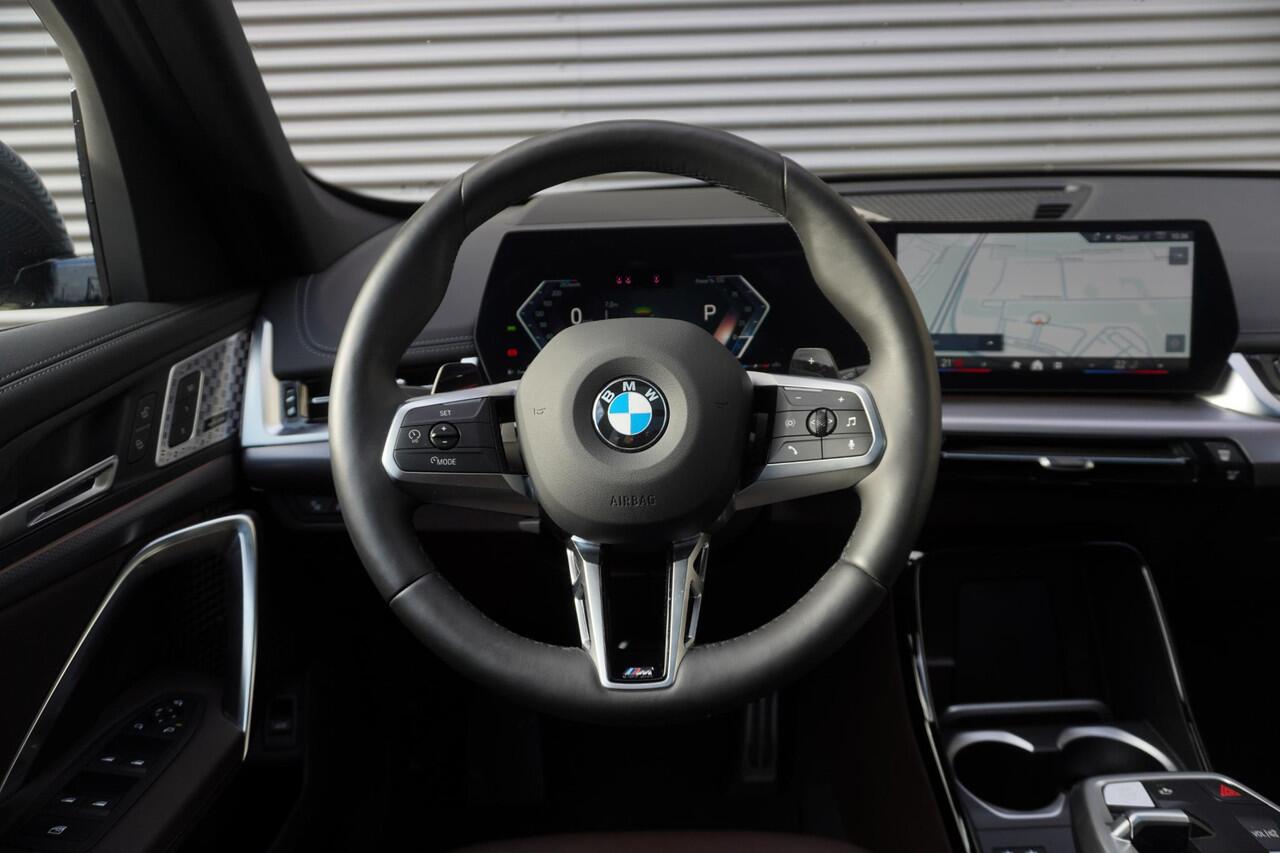 BMW X1 xDrive23i M Sportpakket Pro | Comfort Pack | Trekhaak met elektrisch wegklapbare kogel | Glazen panoramadak | Driving Assistant Professional | Harman-Kardon sound system