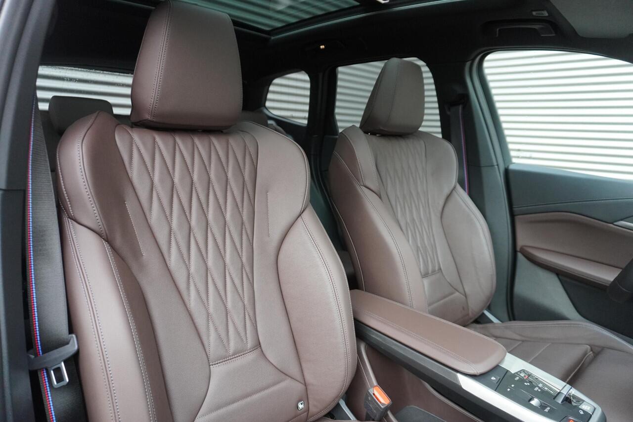 BMW X1 xDrive23i M Sportpakket Pro | Comfort Pack | Trekhaak met elektrisch wegklapbare kogel | Glazen panoramadak | Driving Assistant Professional | Harman-Kardon sound system