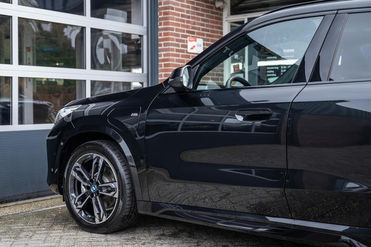 BMW X1 25e xDrive M Sport | Panorama | Shadow | Camera | Elek. Trekhaak | Adap. led | Stoelverwarming | 19' inch |