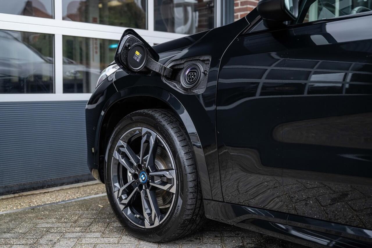 BMW X1 25e xDrive M Sport | Panorama | Shadow | Camera | Elek. Trekhaak | Adap. led | Stoelverwarming | 19' inch |