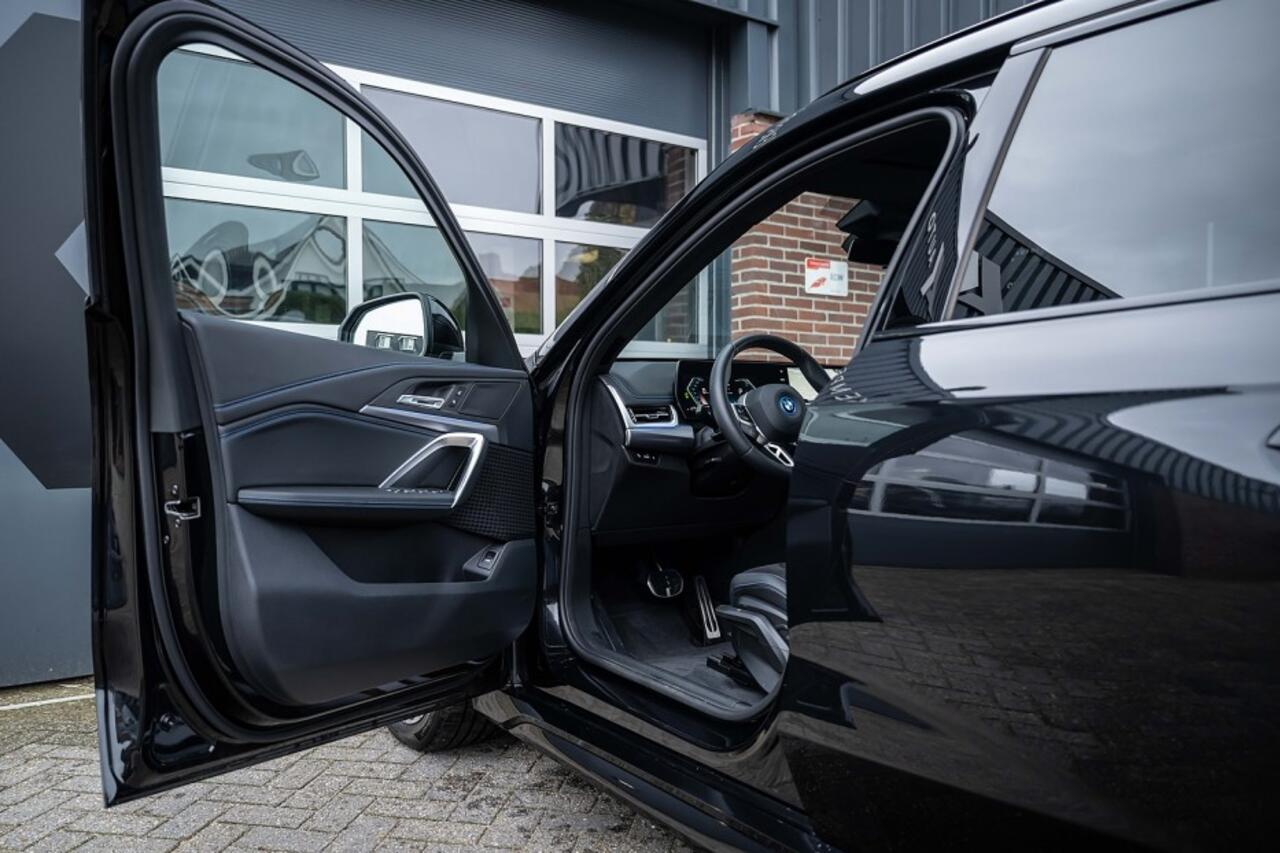 BMW X1 25e xDrive M Sport | Panorama | Shadow | Camera | Elek. Trekhaak | Adap. led | Stoelverwarming | 19' inch |