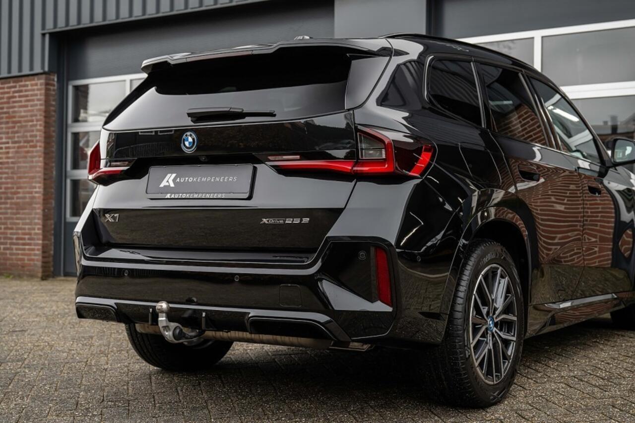 BMW X1 25e xDrive M Sport | Panorama | Shadow | Camera | Elek. Trekhaak | Adap. led | Stoelverwarming | 18' inch |