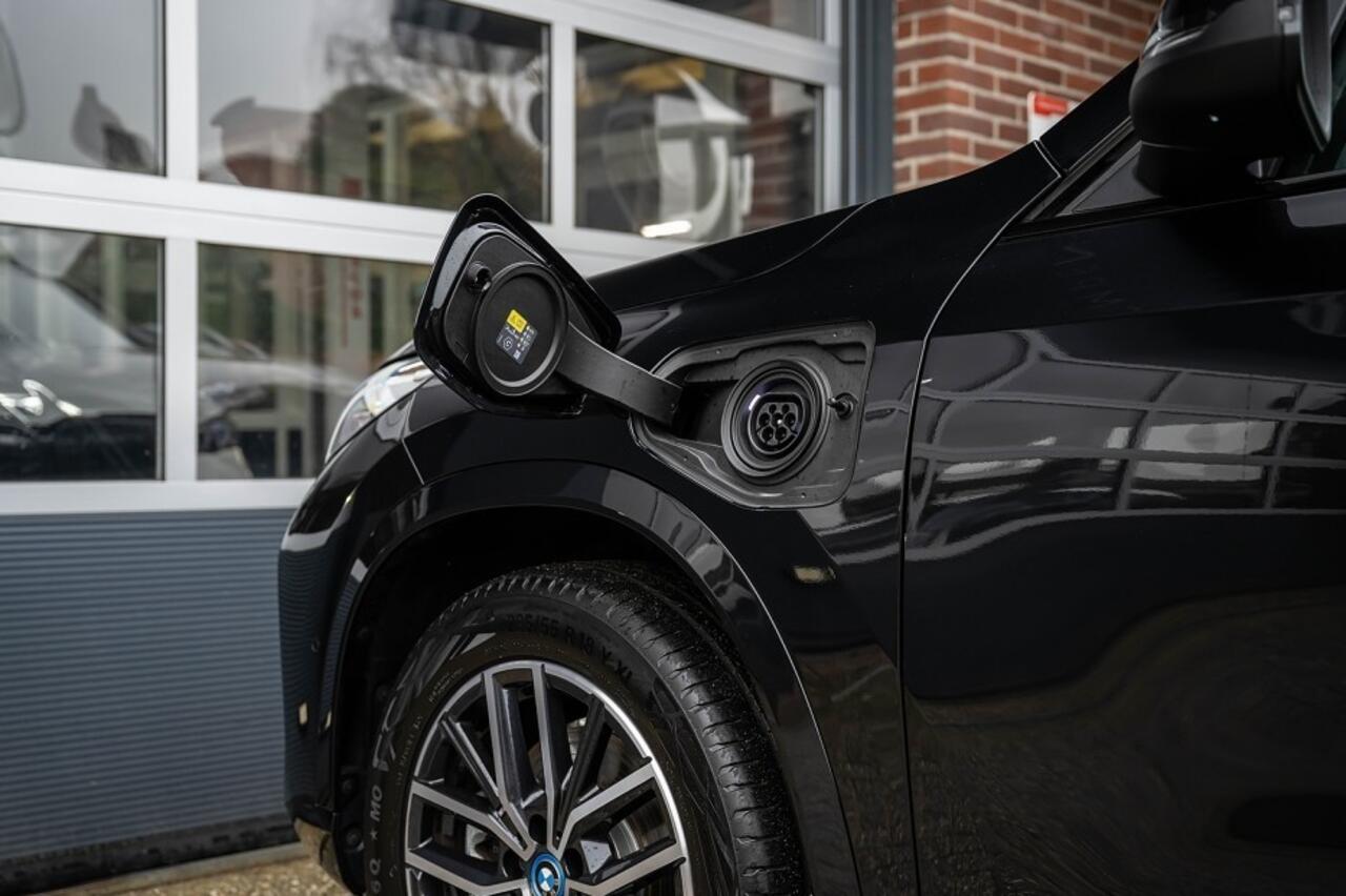 BMW X1 25e xDrive M Sport | Panorama | Shadow | Camera | Elek. Trekhaak | Adap. led | Stoelverwarming | 18' inch |