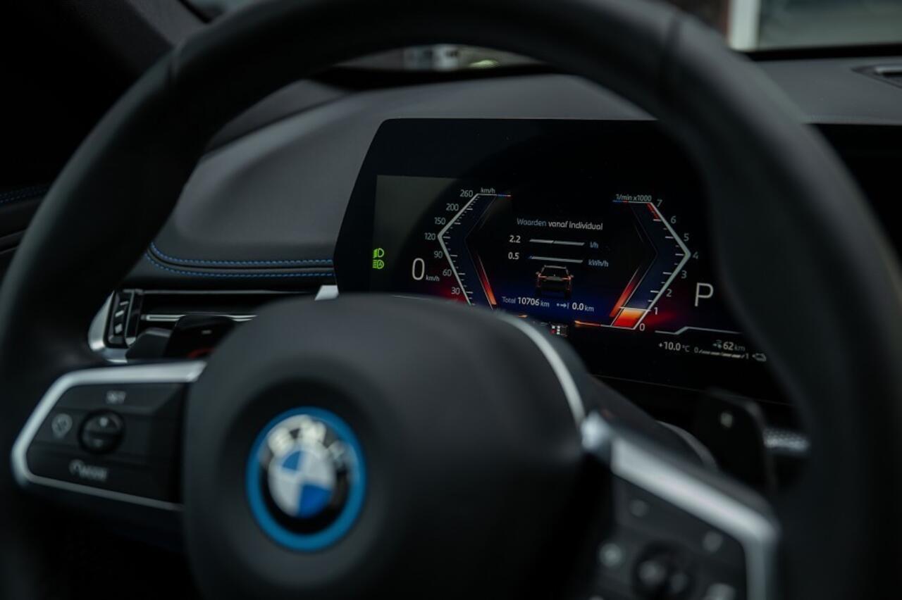 BMW X1 25e xDrive M Sport | Panorama | Shadow | Camera | Elek. Trekhaak | Adap. led | Stoelverwarming | 18' inch |