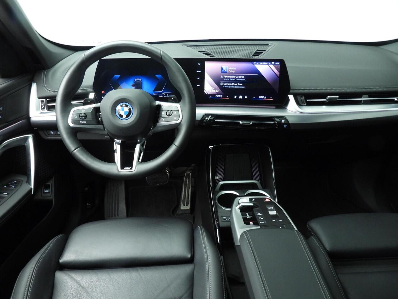 BMW X1 xDrive25e | M-Sportpakket | LED | Leder | Navigatie | Schuifdak | Trekhaak | Sportstoelen | DAB | Alu 19 inch