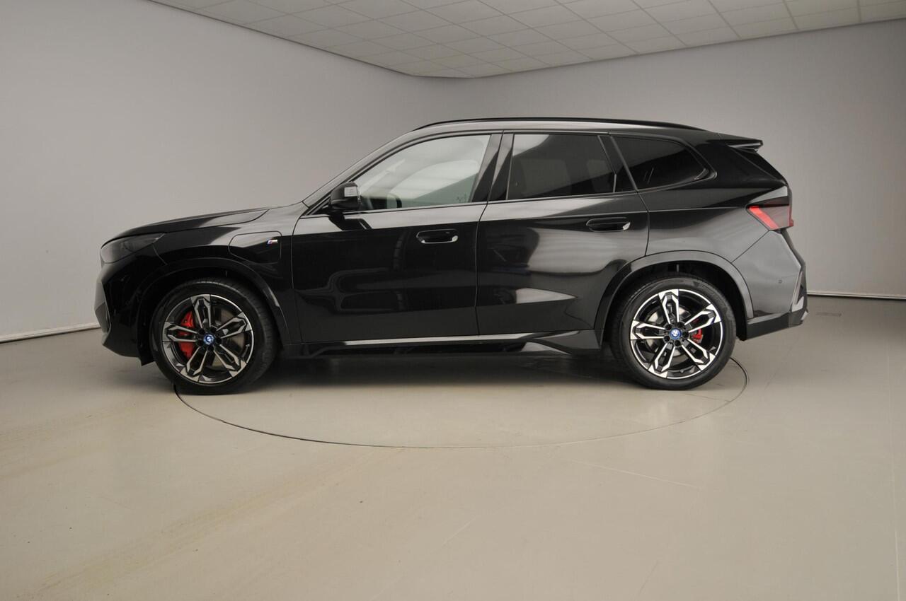 BMW X1 xDrive25e | M-Sportpakket | LED | Leder | Navigatie | Schuifdak | Trekhaak | Sportstoelen | DAB | Alu 19 inch