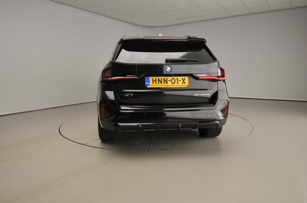 BMW X1 xDrive25e | M-Sportpakket | LED | Leder | Navigatie | Schuifdak | Trekhaak | Sportstoelen | DAB | Alu 19 inch