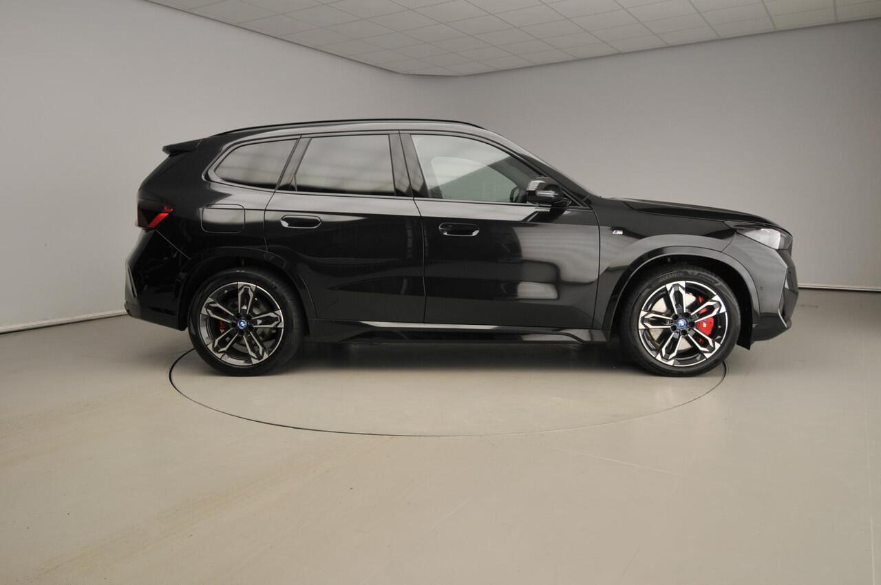 BMW X1 xDrive25e | M-Sportpakket | LED | Leder | Navigatie | Schuifdak | Trekhaak | Sportstoelen | DAB | Alu 19 inch