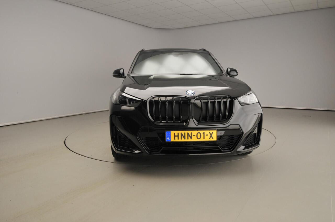 BMW X1 xDrive25e | M-Sportpakket | LED | Leder | Navigatie | Schuifdak | Trekhaak | Sportstoelen | DAB | Alu 19 inch