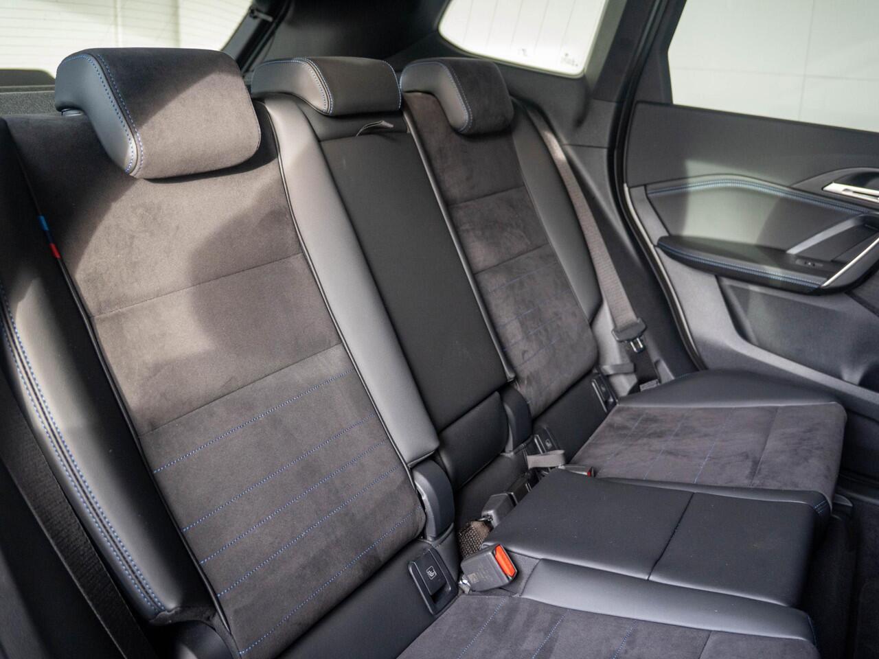 BMW X1 sDrive20i | M Sportpakket | Travel Pack | Verwarmd Stuurwiel | Comfort Access | Achteruitrijcamera | Panoramadak | Trekhaak | Ekris Selection