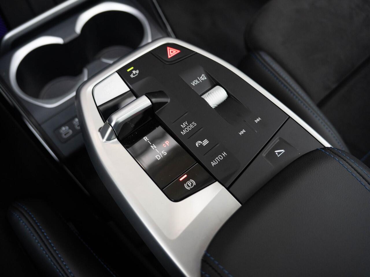 BMW X1 sDrive20i | M Sportpakket | Travel Pack | Verwarmd Stuurwiel | Comfort Access | Achteruitrijcamera | Panoramadak | Trekhaak | Ekris Selection