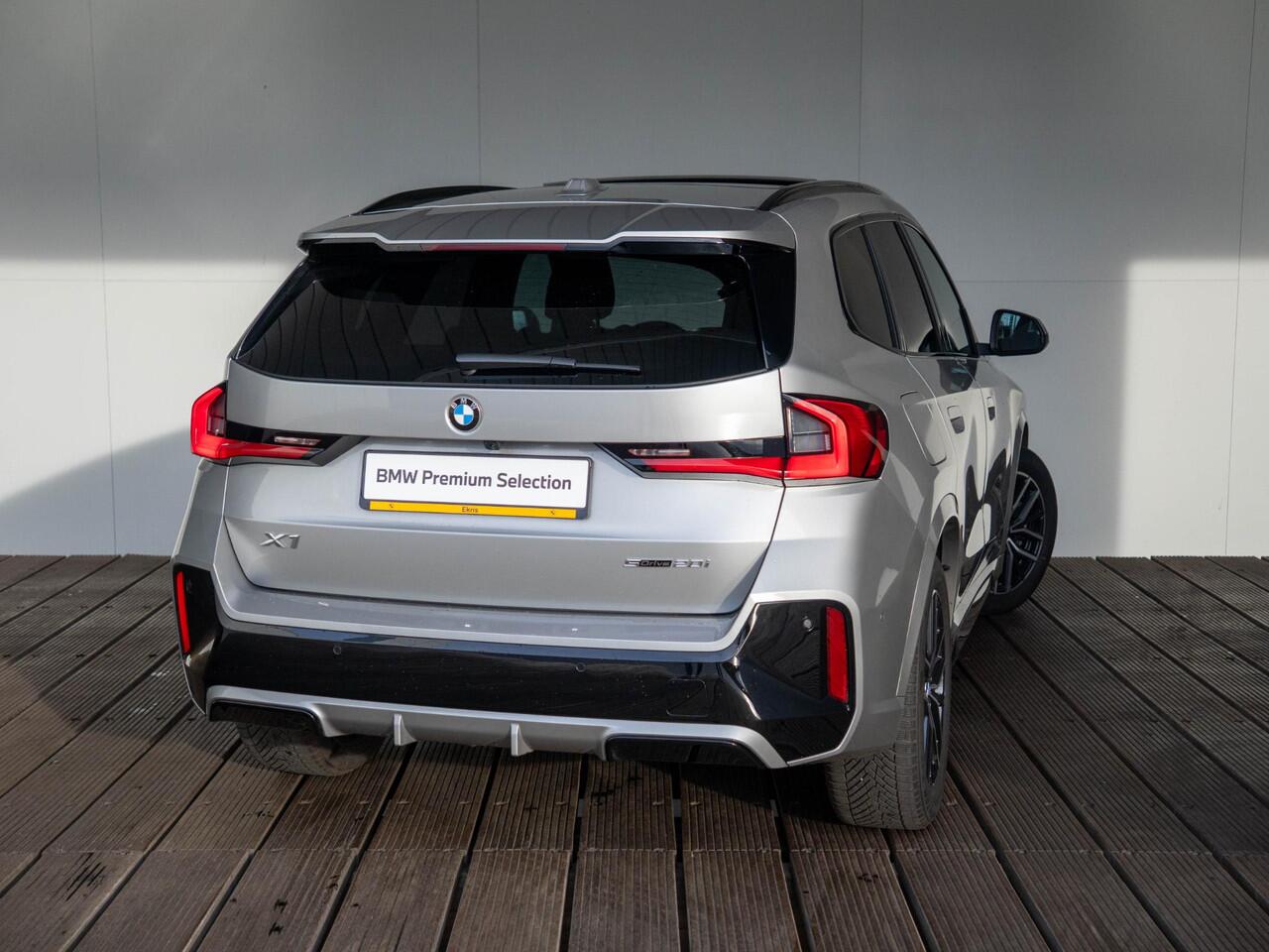 BMW X1 sDrive20i | M Sportpakket | Travel Pack | Verwarmd Stuurwiel | Comfort Access | Achteruitrijcamera | Panoramadak | Trekhaak | Ekris Selection
