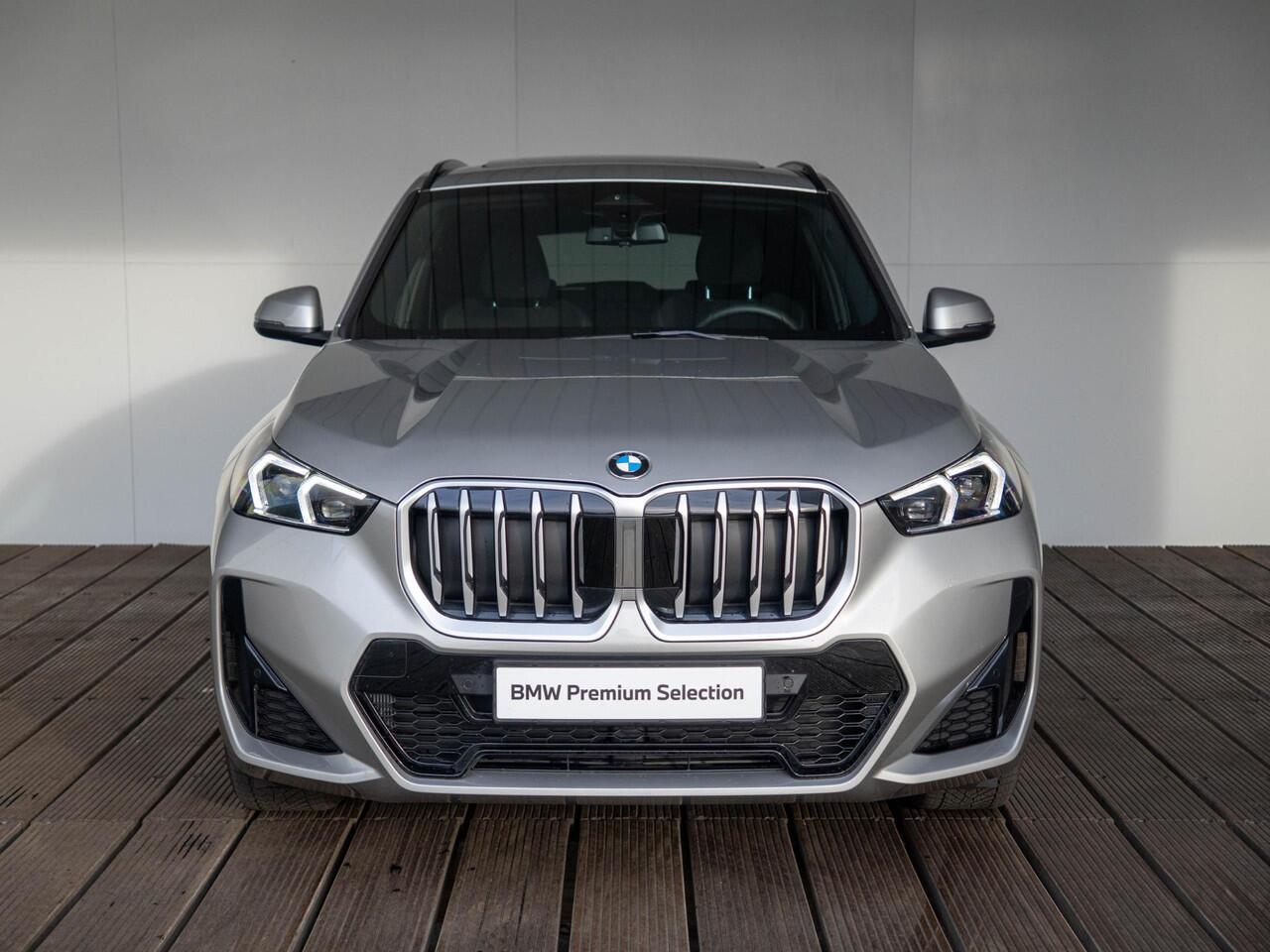 BMW X1 sDrive20i | M Sportpakket | Travel Pack | Verwarmd Stuurwiel | Comfort Access | Achteruitrijcamera | Panoramadak | Trekhaak | Ekris Selection