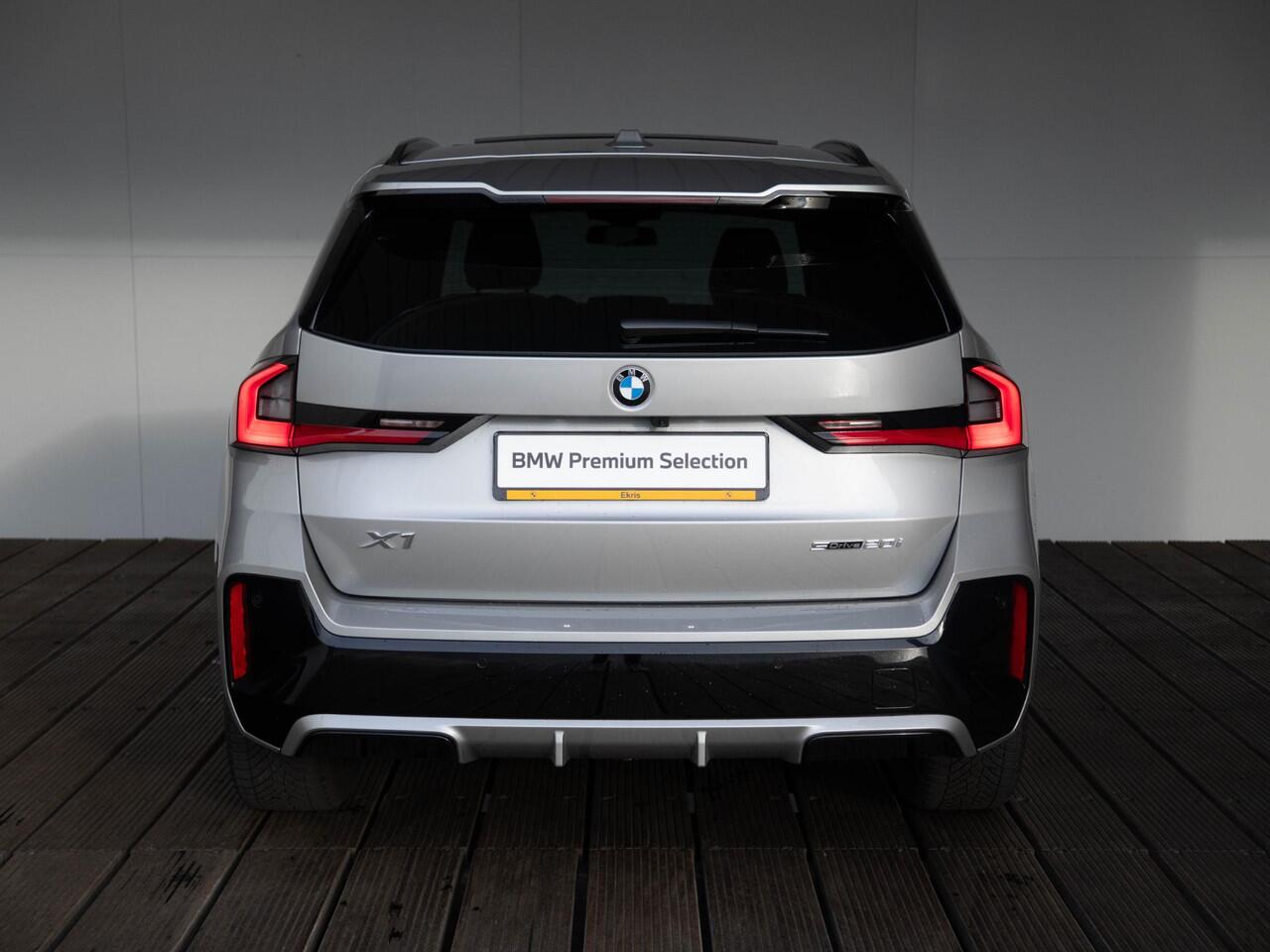 BMW X1 sDrive20i | M Sportpakket | Travel Pack | Verwarmd Stuurwiel | Comfort Access | Achteruitrijcamera | Panoramadak | Trekhaak | Ekris Selection