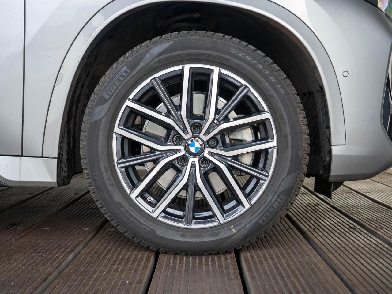 BMW X1 sDrive20i | M Sportpakket | Travel Pack | Verwarmd Stuurwiel | Comfort Access | Achteruitrijcamera | Panoramadak | Trekhaak | Ekris Selection