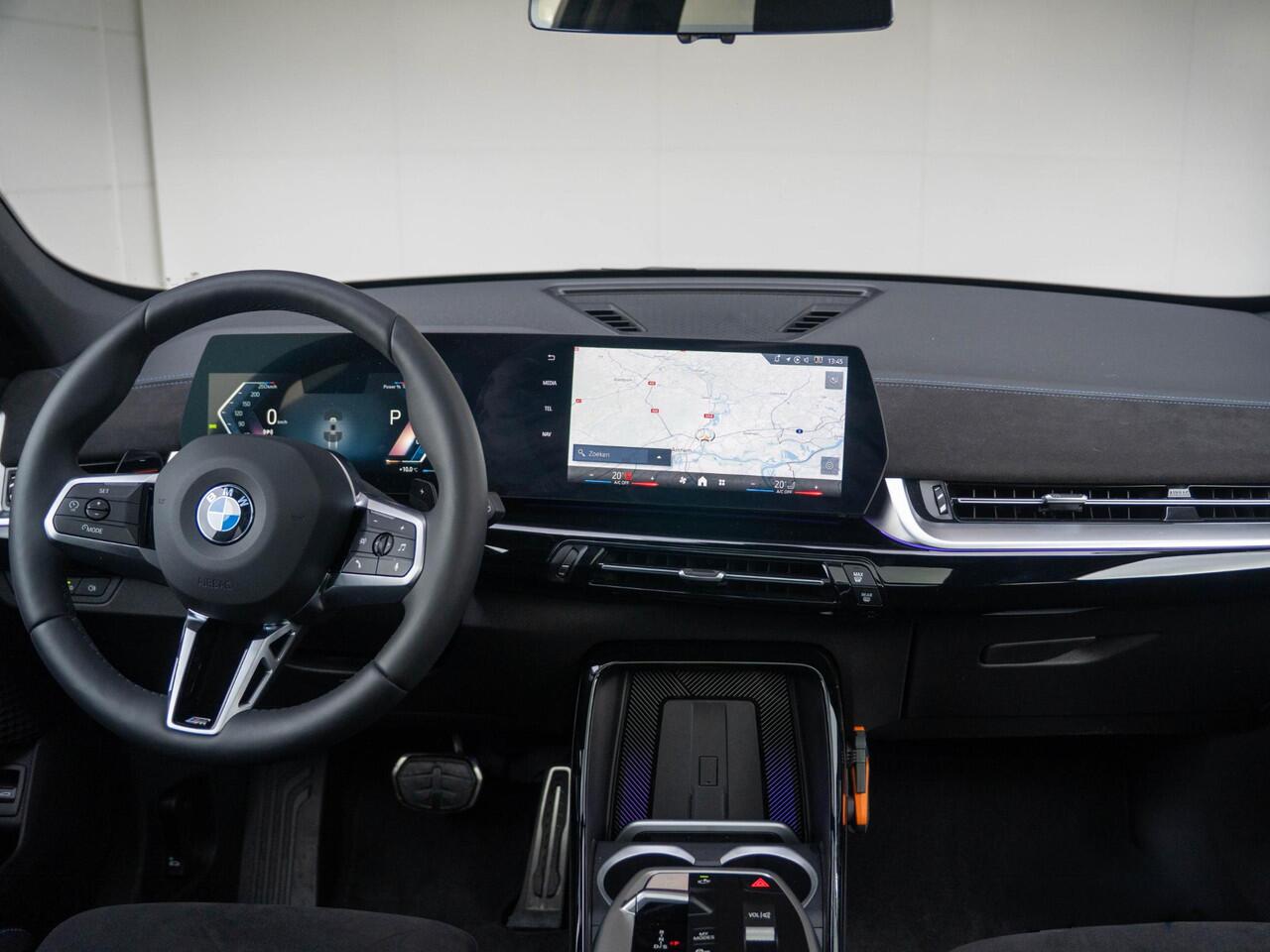 BMW X1 sDrive20i | M Sportpakket | Travel Pack | Verwarmd Stuurwiel | Comfort Access | Achteruitrijcamera | Panoramadak | Trekhaak | Ekris Selection