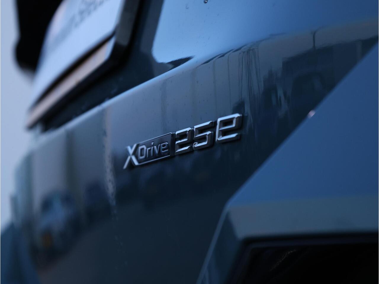 BMW X1 xDrive25e M Sportpakket Pro | Verwarmd Stuurwiel | Comfort Access | Elektrische Trekhaak | Panoramadak | Actiefstoelen voor | Head-Up | Harman Kardon | Driving Assistant Plus | Ekris Selection