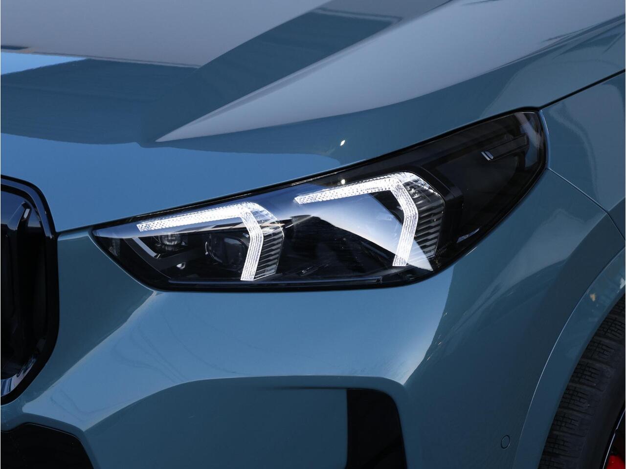 BMW X1 xDrive25e M Sportpakket Pro | Verwarmd Stuurwiel | Comfort Access | Elektrische Trekhaak | Panoramadak | Actiefstoelen voor | Head-Up | Harman Kardon | Driving Assistant Plus | Ekris Selection