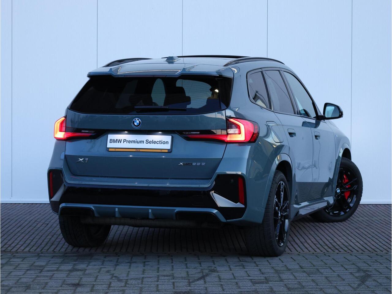 BMW X1 xDrive25e M Sportpakket Pro | Verwarmd Stuurwiel | Comfort Access | Elektrische Trekhaak | Panoramadak | Actiefstoelen voor | Head-Up | Harman Kardon | Driving Assistant Plus | Ekris Selection
