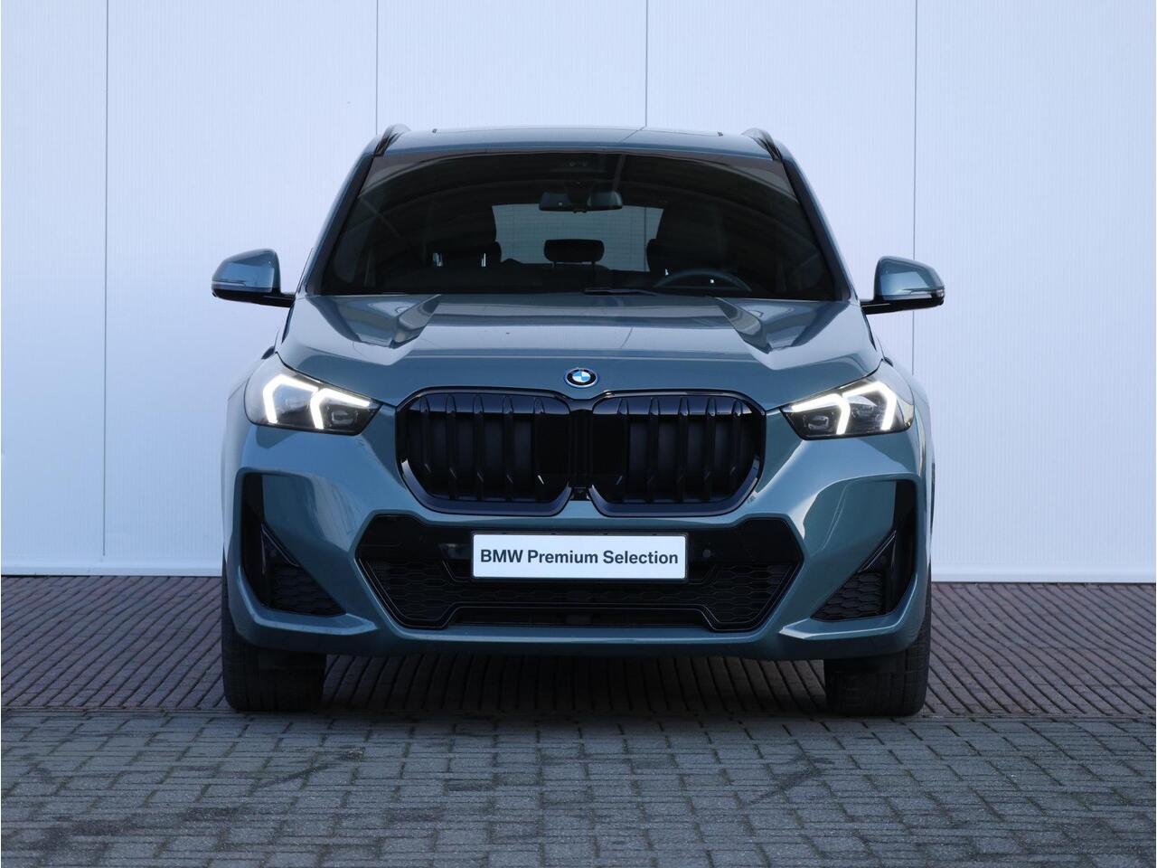 BMW X1 xDrive25e M Sportpakket Pro | Verwarmd Stuurwiel | Comfort Access | Elektrische Trekhaak | Panoramadak | Actiefstoelen voor | Head-Up | Harman Kardon | Driving Assistant Plus | Ekris Selection