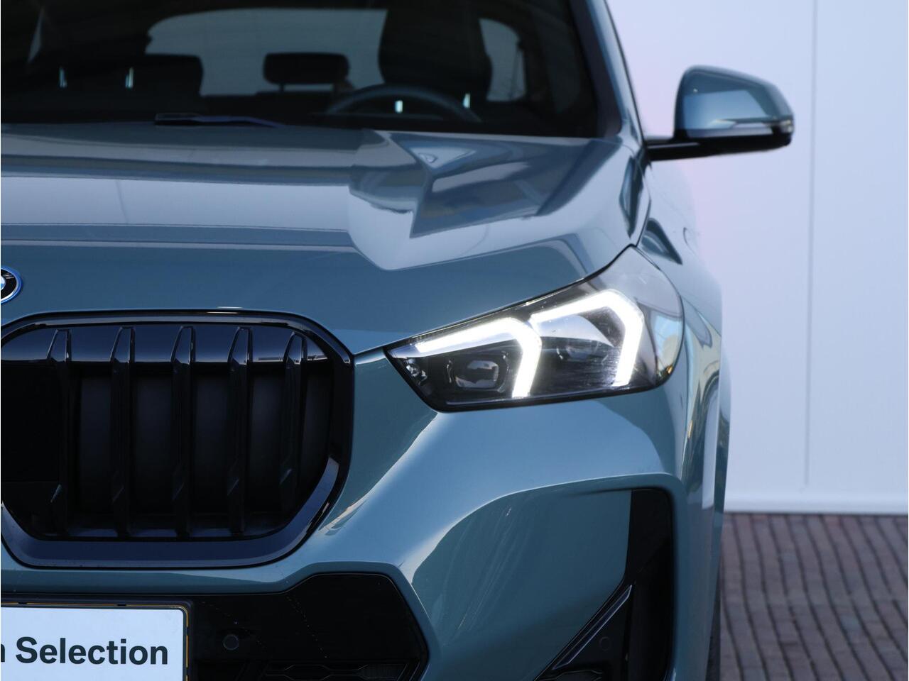 BMW X1 xDrive25e M Sportpakket Pro | Verwarmd Stuurwiel | Comfort Access | Elektrische Trekhaak | Panoramadak | Actiefstoelen voor | Head-Up | Harman Kardon | Driving Assistant Plus | Ekris Selection