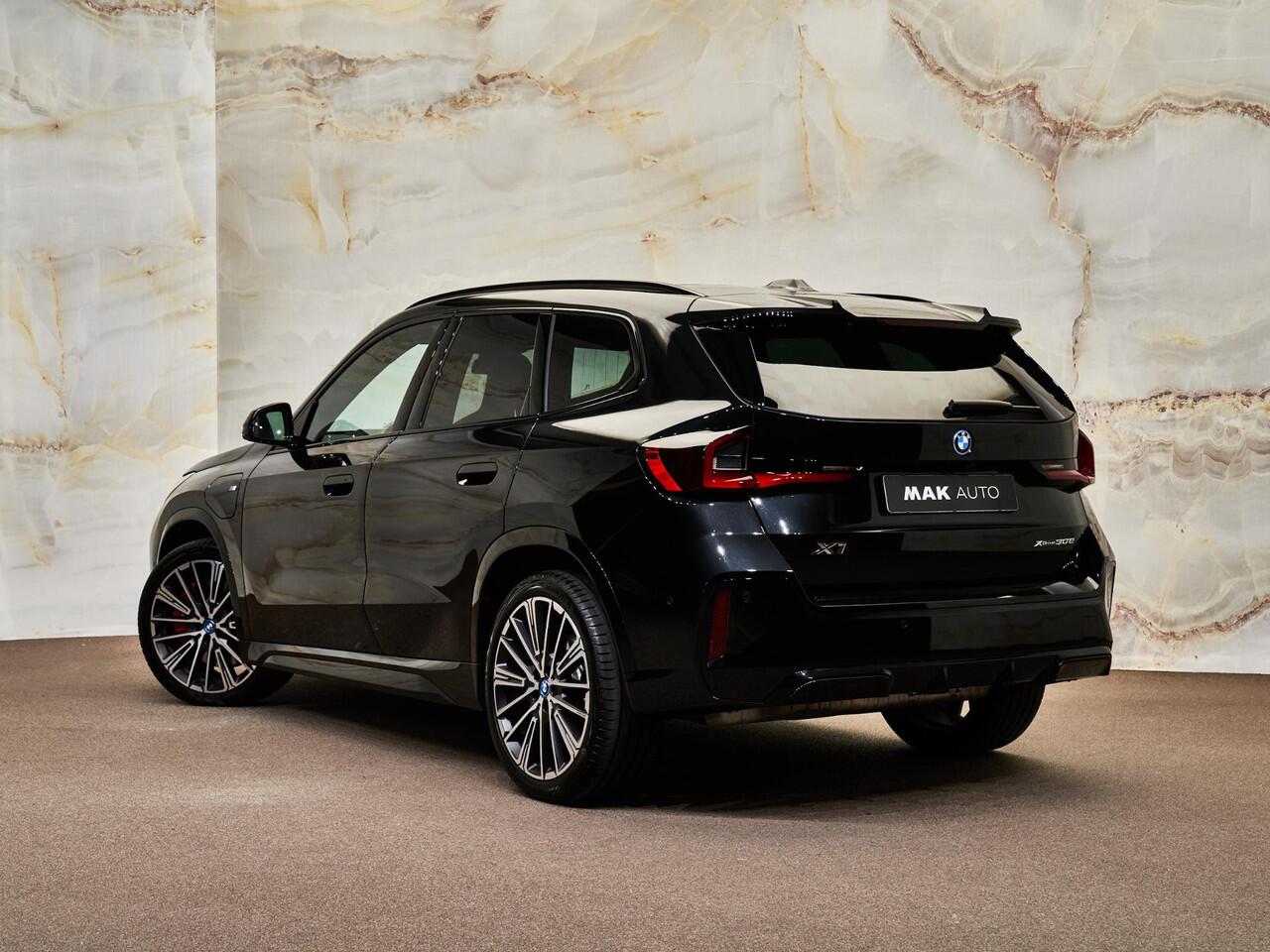 BMW X1 xDrive30e M Sport Pro, M stoelen, pano, tr.haak, H/K, 20", HUD, ACC, keyless, privacy