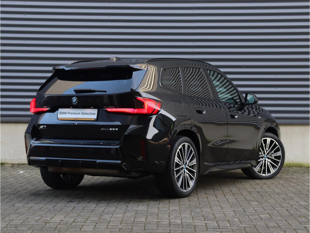 BMW X1 xDrive25e | M Sportpakket | Panodak | Head-Up | Driving Assistant Plus | Comfort acces| Parking Assistant Plus | 20'' LMV