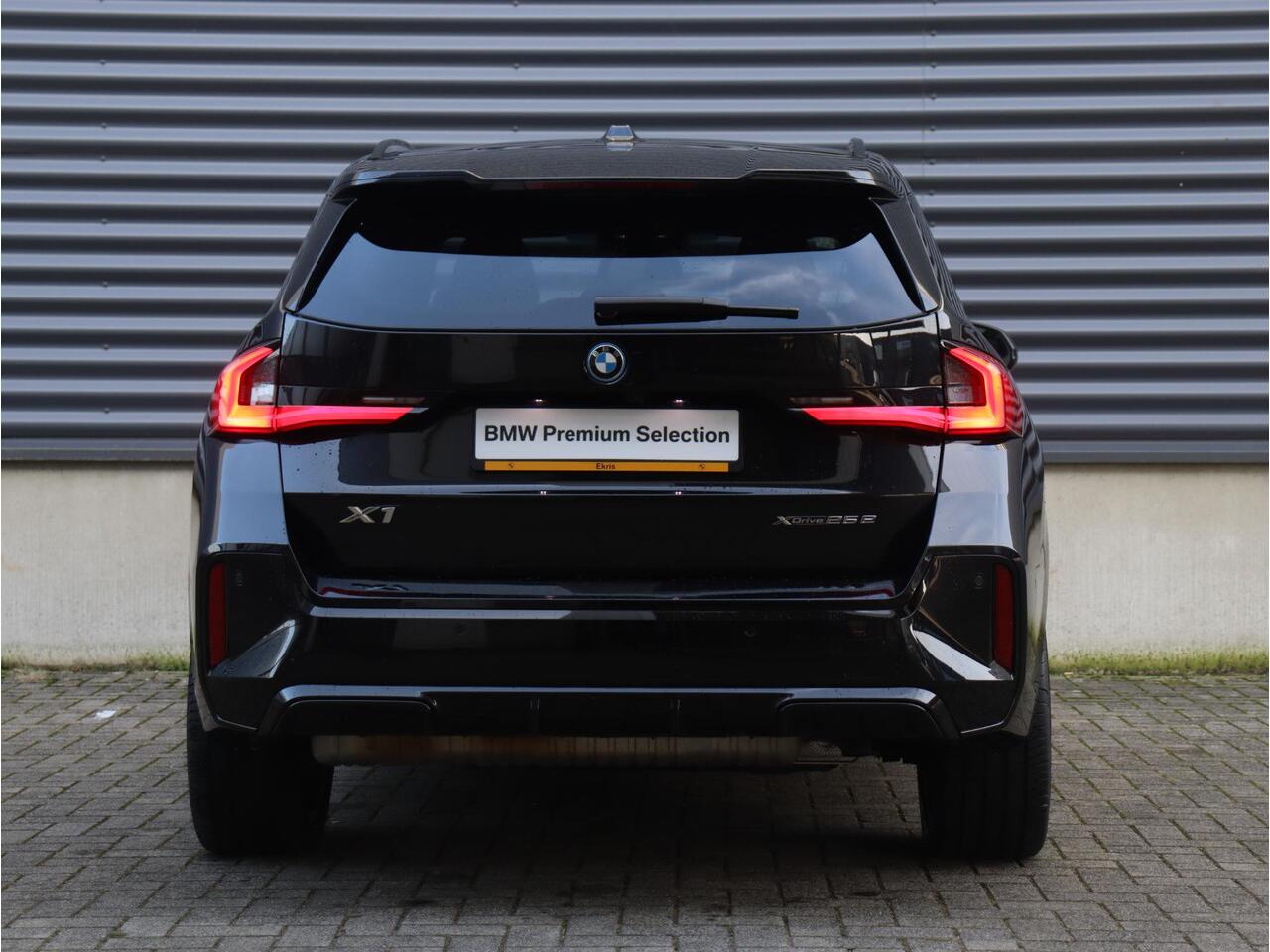 BMW X1 xDrive25e | M Sportpakket | Panodak | Head-Up | Driving Assistant Plus | Comfort acces| Parking Assistant Plus | 20'' LMV