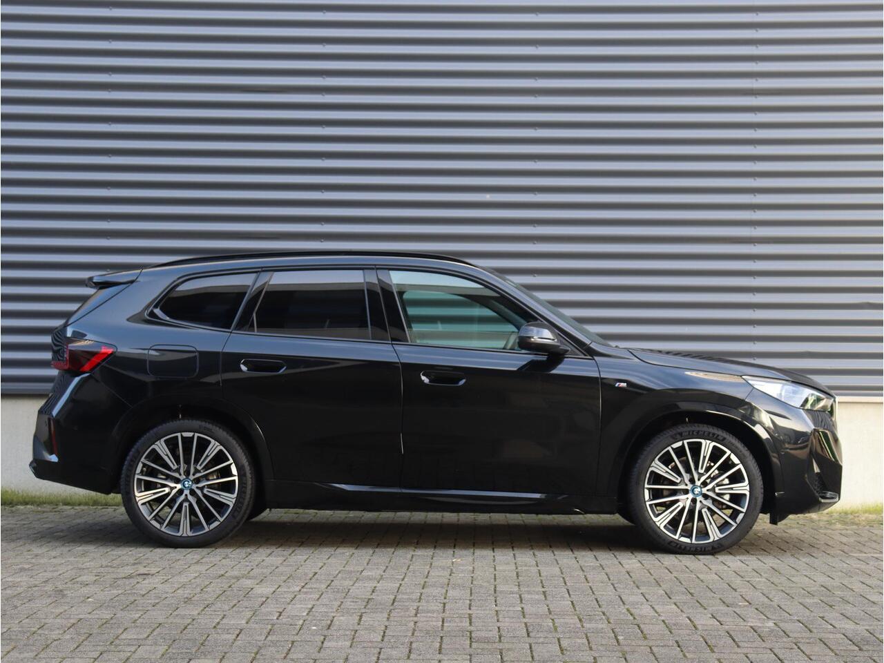 BMW X1 xDrive25e | M Sportpakket | Panodak | Head-Up | Driving Assistant Plus | Comfort acces| Parking Assistant Plus | 20'' LMV