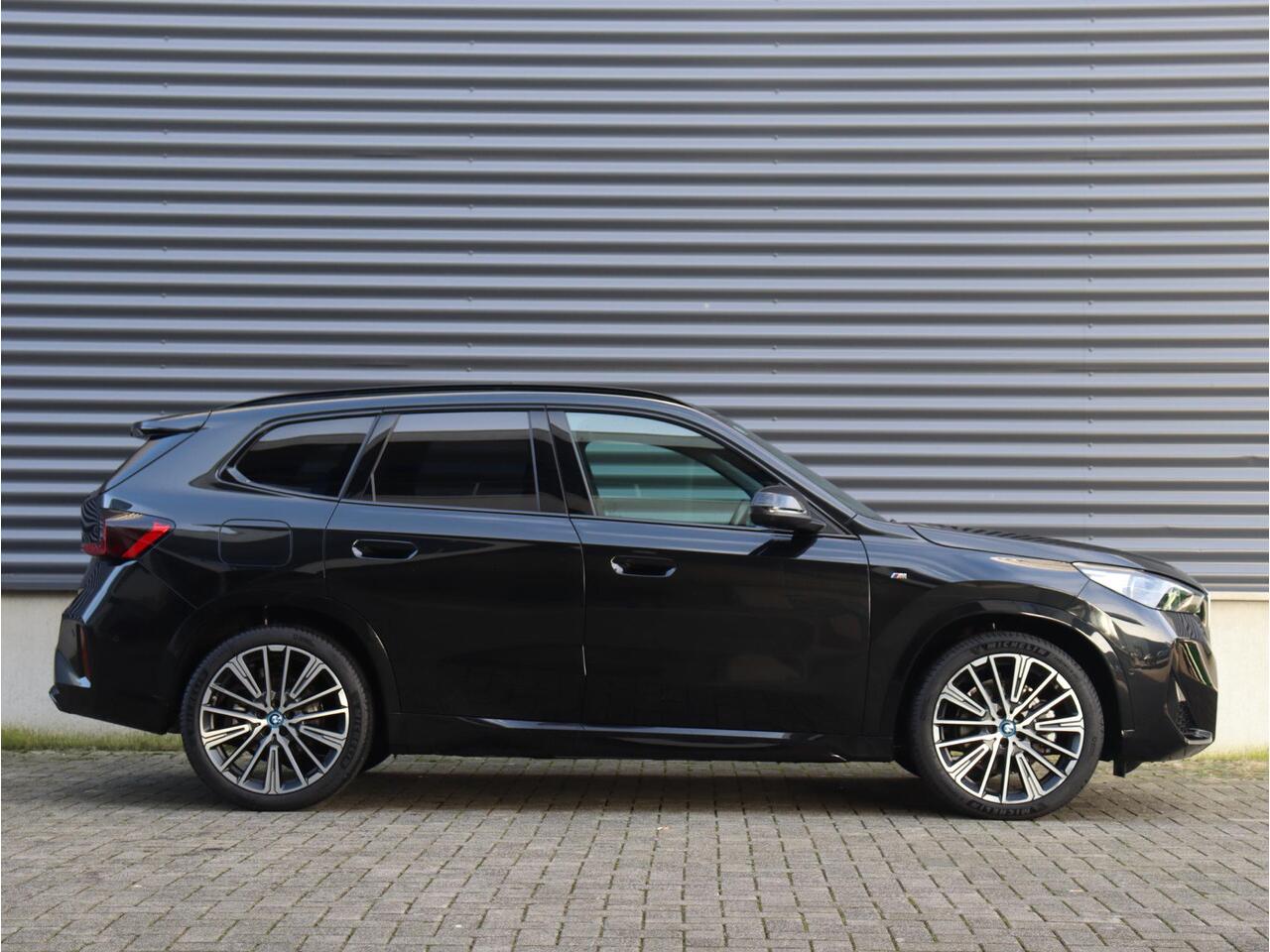 BMW X1 xDrive25e | M Sportpakket | Panodak | Head-Up | Driving Assistant Plus | Comfort acces| Parking Assistant Plus | 20'' LMV