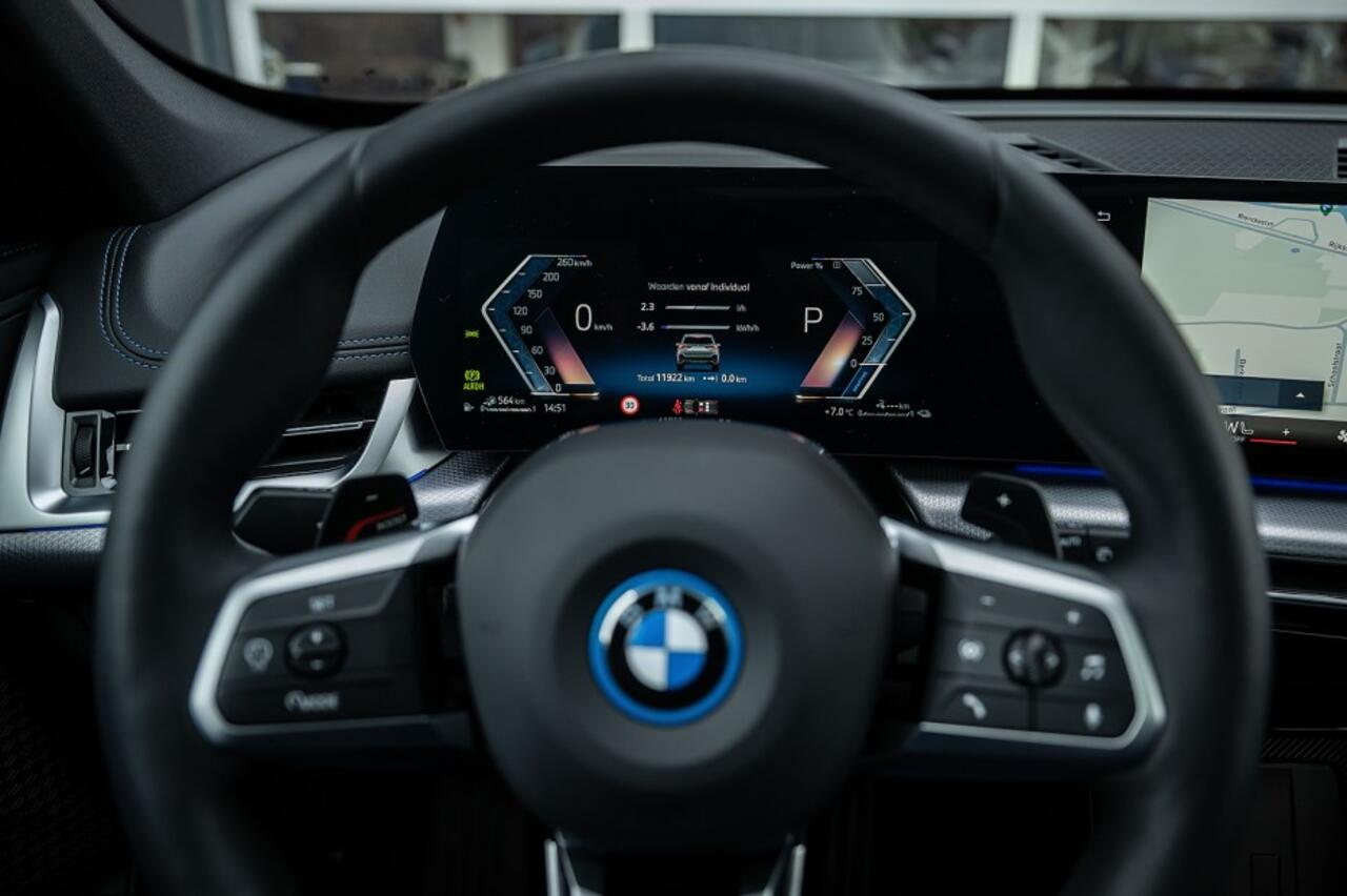 BMW X1 25e xDrive M Sport | Panorama | Shadow | Camera | Elek. Trekhaak | Adap. led | Stoelverwarming | 19' inch |