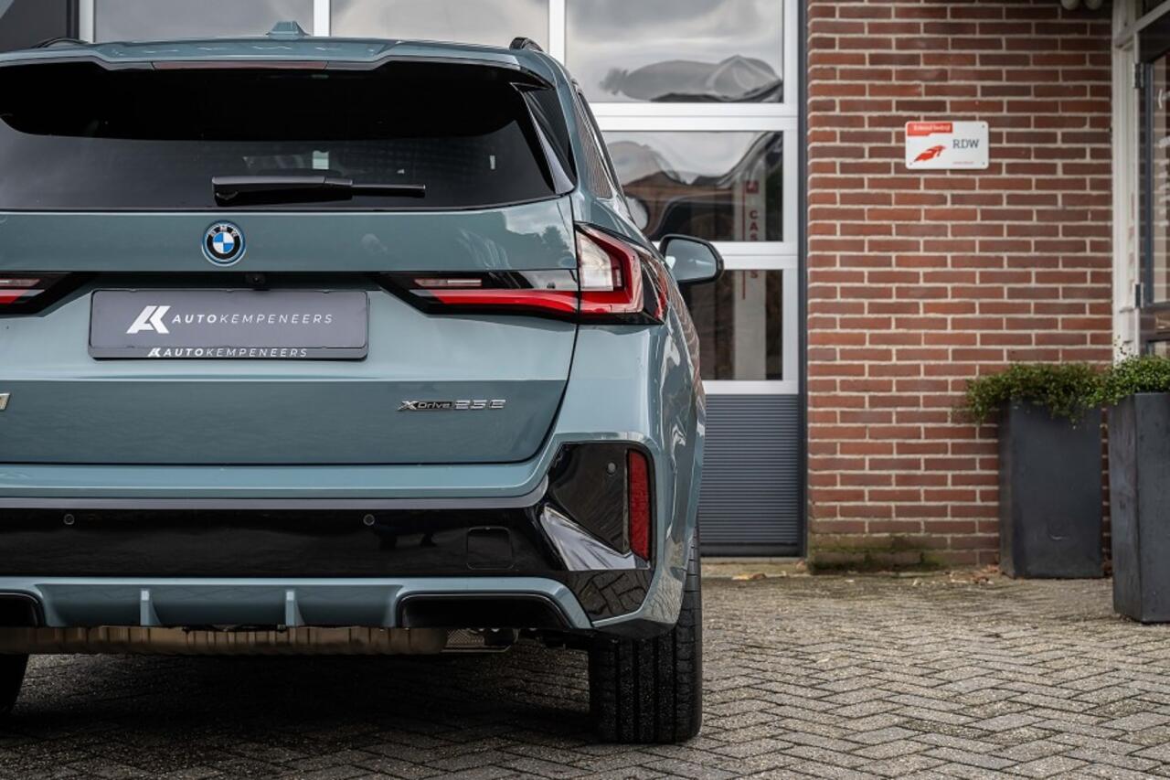 BMW X1 25e xDrive M Sport | Panorama | Shadow | Camera | Elek. Trekhaak | Adap. led | Stoelverwarming | 19' inch |