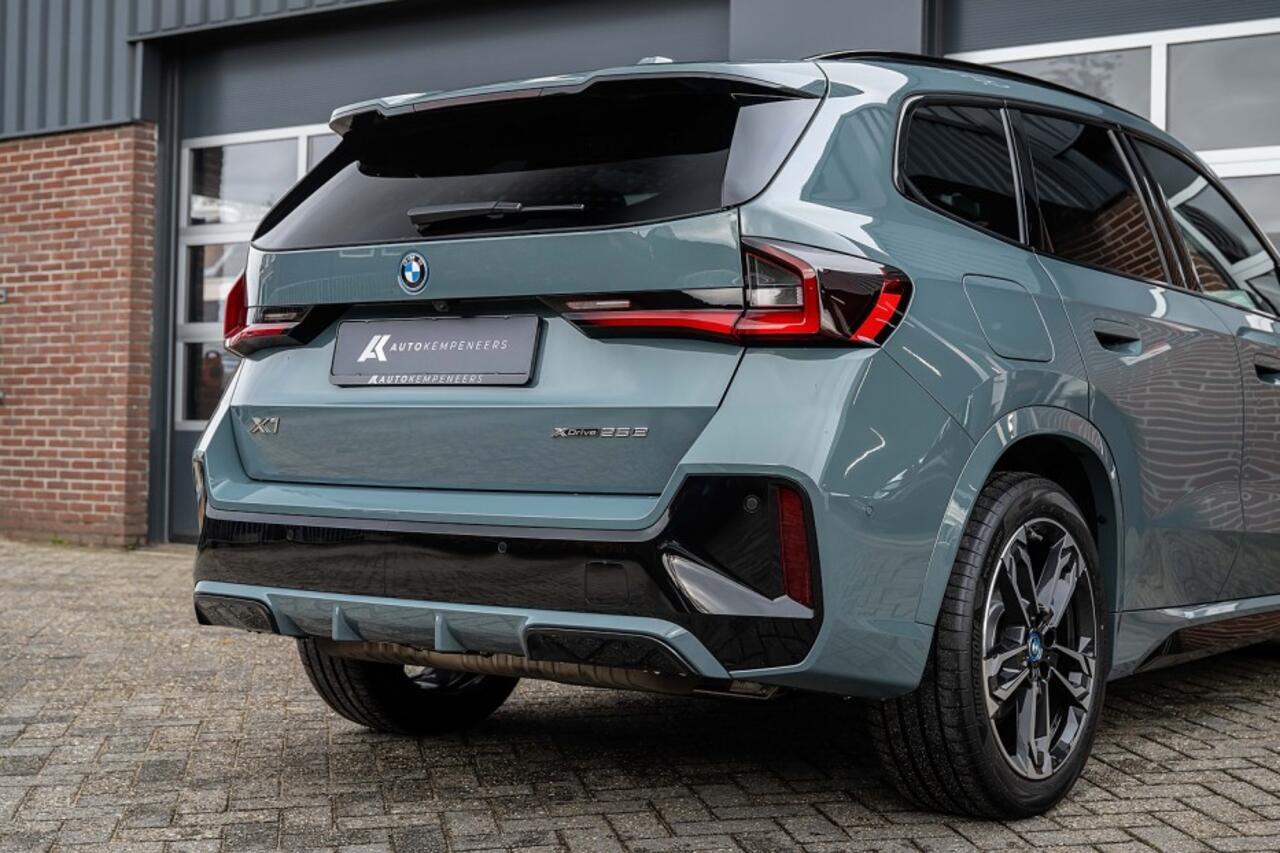 BMW X1 25e xDrive M Sport | Panorama | Shadow | Camera | Elek. Trekhaak | Adap. led | Stoelverwarming | 19' inch |