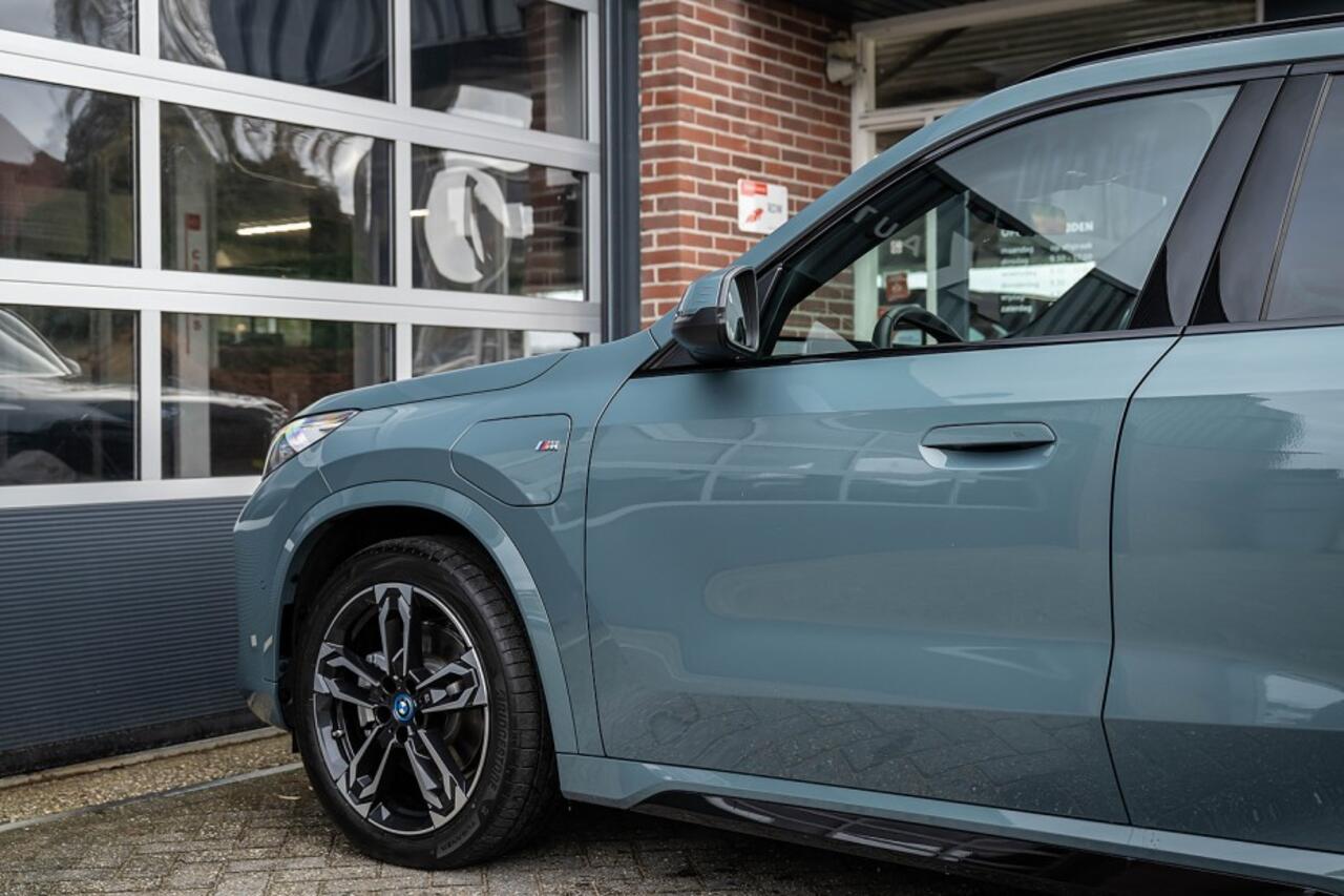 BMW X1 25e xDrive M Sport | Panorama | Shadow | Camera | Elek. Trekhaak | Adap. led | Stoelverwarming | 19' inch |