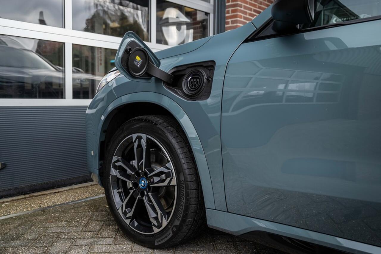 BMW X1 25e xDrive M Sport | Panorama | Shadow | Camera | Elek. Trekhaak | Adap. led | Stoelverwarming | 19' inch |