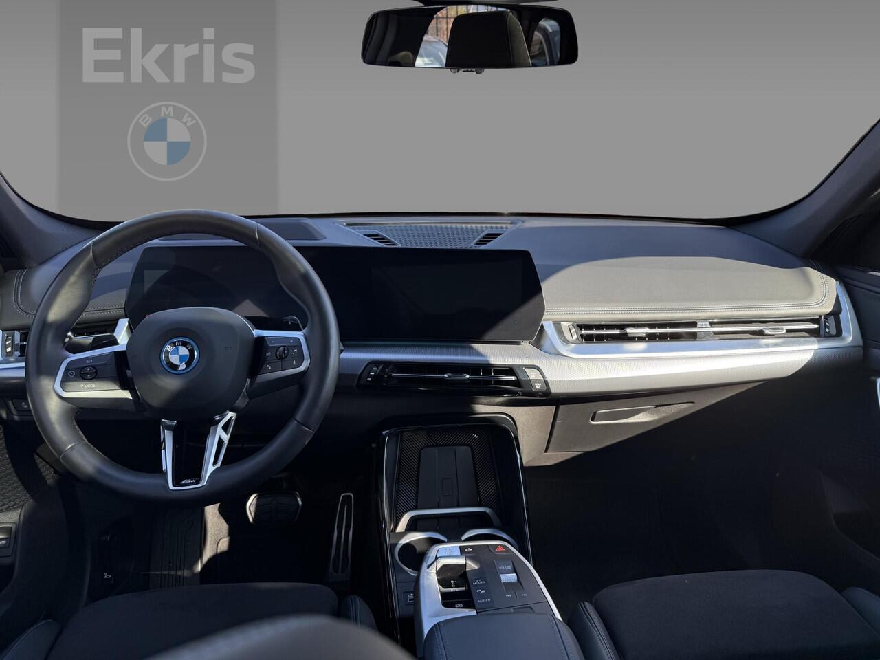 BMW X1 xDrive25e M Sportpakket | Innovation Pack | Travel Pack | Glazen panoramadak | Comfort Access | Driving Assistant Plus | BMW Head-Up Display | 20 inch Multispaak