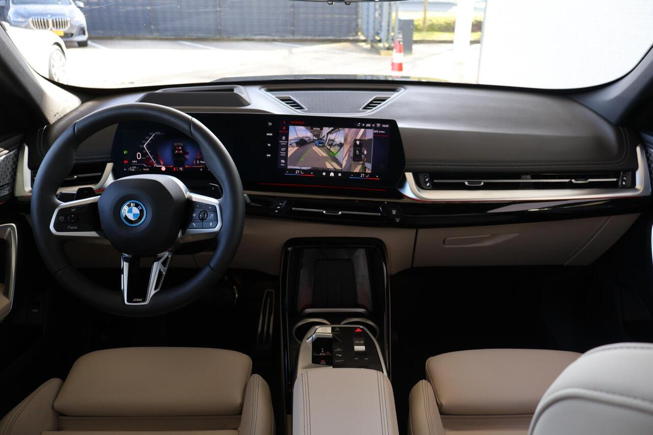 BMW X1 xDrive25e | M Sport Pro | Glazen Panoramadak | Harman Kardon | Head-Up Display | Elektrisch verstelbare stoelen met massage | 20" M Multispaak | Travel en Comfort Pack | Stoelverwarming | Camera | PS