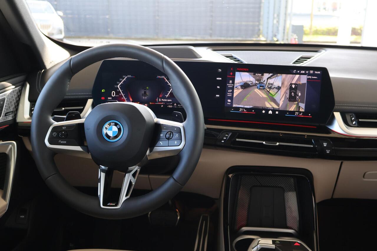 BMW X1 xDrive25e | M Sport Pro | Glazen Panoramadak | Harman Kardon | Head-Up Display | Elektrisch verstelbare stoelen met massage | 20" M Multispaak | Travel en Comfort Pack | Stoelverwarming | Camera | PS