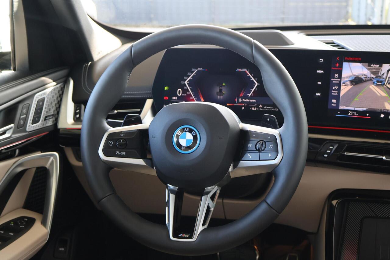 BMW X1 xDrive25e | M Sport Pro | Glazen Panoramadak | Harman Kardon | Head-Up Display | Elektrisch verstelbare stoelen met massage | 20" M Multispaak | Travel en Comfort Pack | Stoelverwarming | Camera | PS