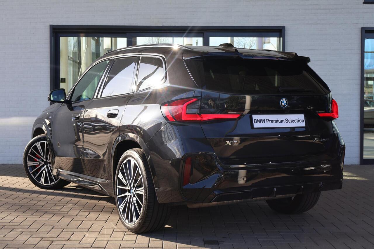 BMW X1 xDrive25e | M Sport Pro | Glazen Panoramadak | Harman Kardon | Head-Up Display | Elektrisch verstelbare stoelen met massage | 20" M Multispaak | Travel en Comfort Pack | Stoelverwarming | Camera | PS