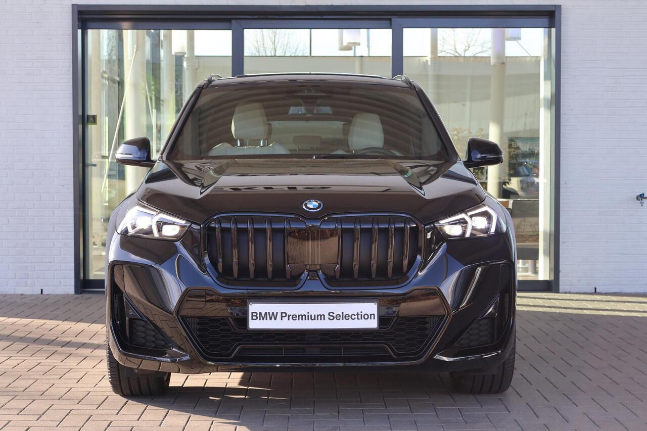BMW X1 xDrive25e | M Sport Pro | Glazen Panoramadak | Harman Kardon | Head-Up Display | Elektrisch verstelbare stoelen met massage | 20" M Multispaak | Travel en Comfort Pack | Stoelverwarming | Camera | PS