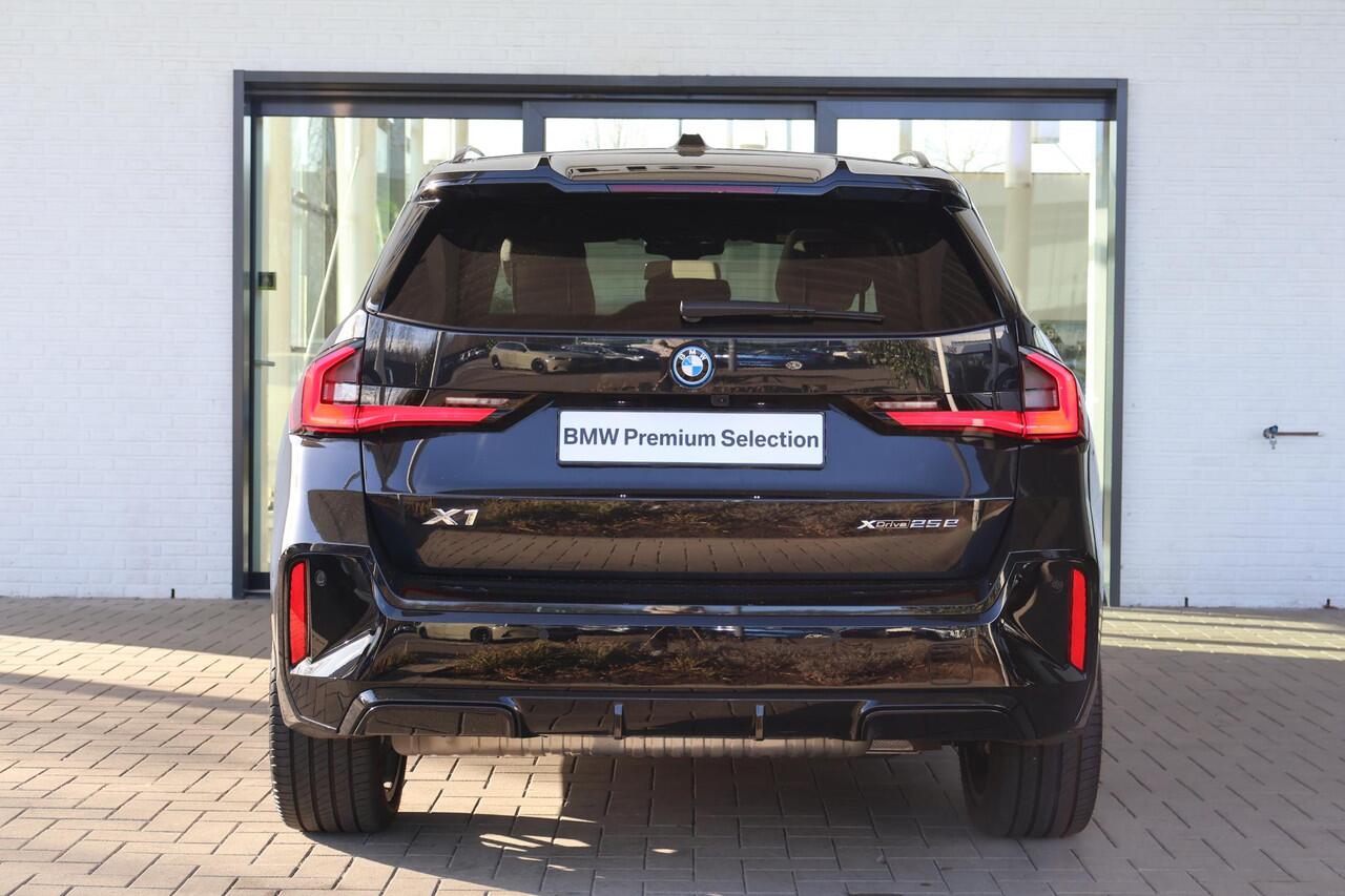 BMW X1 xDrive25e | M Sport Pro | Glazen Panoramadak | Harman Kardon | Head-Up Display | Elektrisch verstelbare stoelen met massage | 20" M Multispaak | Travel en Comfort Pack | Stoelverwarming | Camera | PS