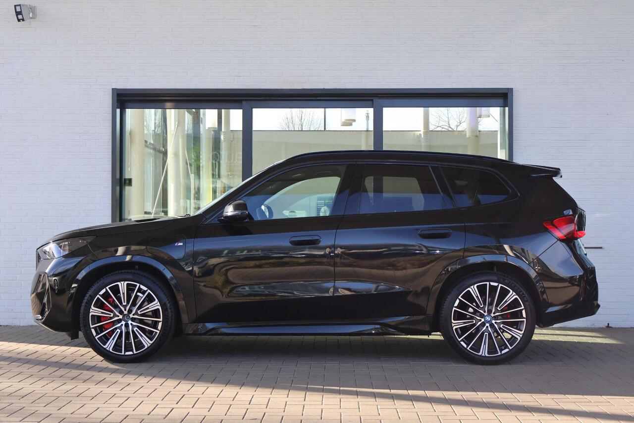 BMW X1 xDrive25e | M Sport Pro | Glazen Panoramadak | Harman Kardon | Head-Up Display | Elektrisch verstelbare stoelen met massage | 20" M Multispaak | Travel en Comfort Pack | Stoelverwarming | Camera | PS